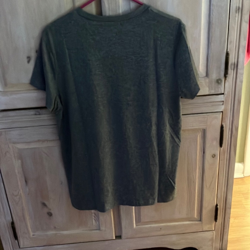 NWT Gray scoop neck short sleeve top w/floral design on front
